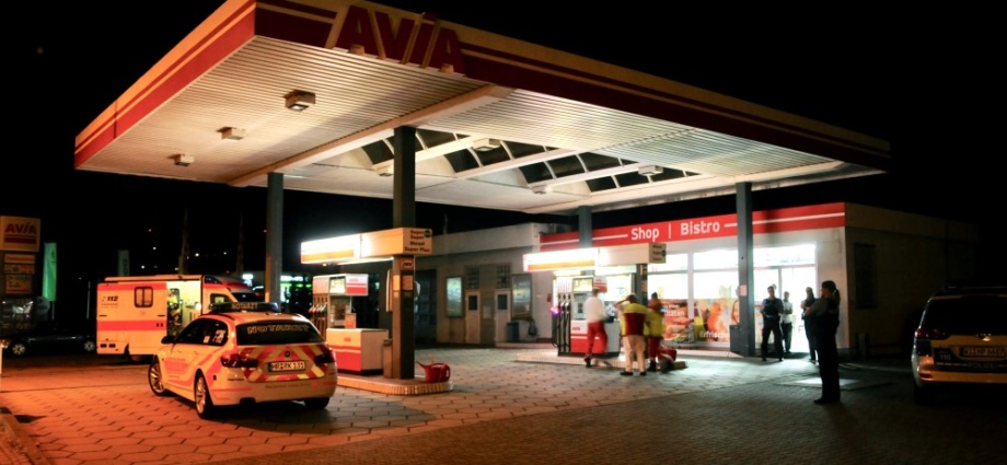 Versuchter Raubüberfall auf Tankstelle – Inhaber überwältigt Täter (Video)