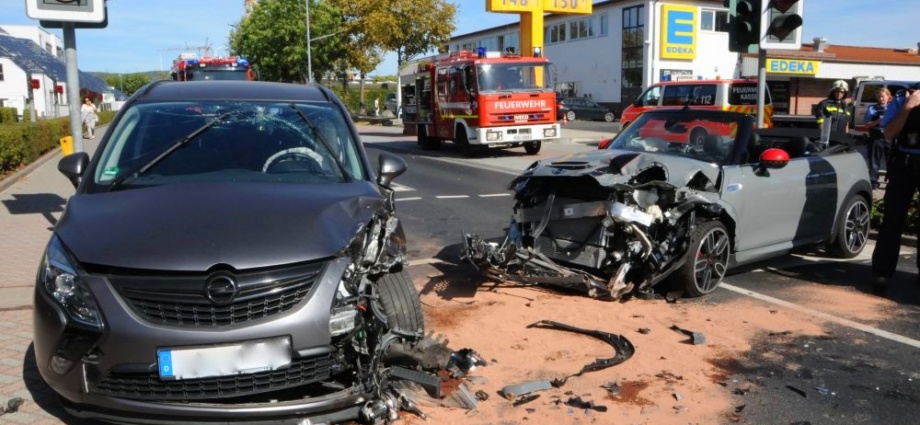 Schwerer Unfall in Sandershausen – Sechs Verletzte (Video)