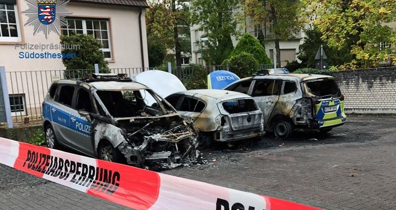 Zeugen gesucht: Drei Polizeifahrzeuge abgebrannt – 70.000 Euro Sachschaden