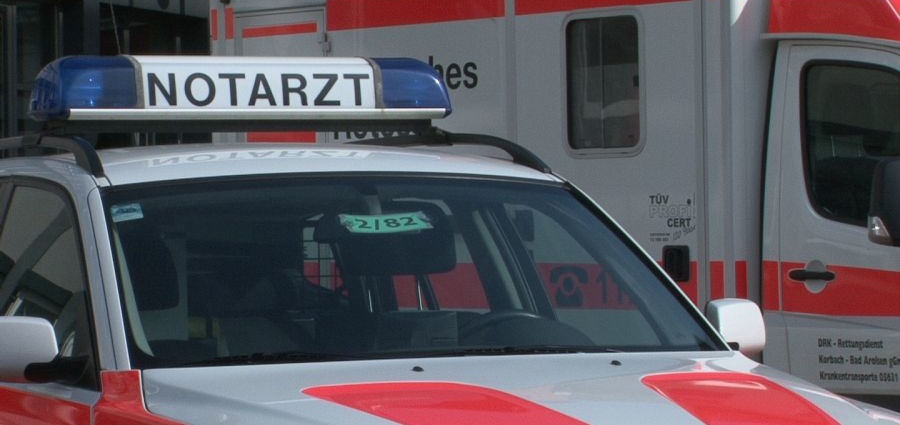 Verletzter Radfahrer greift Unfallgegner und Rettungssanitäter an
