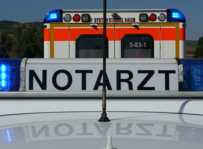 Notfalleinsatz: Aggressiver Mann parkt Rettungswagen um, um auzuparken