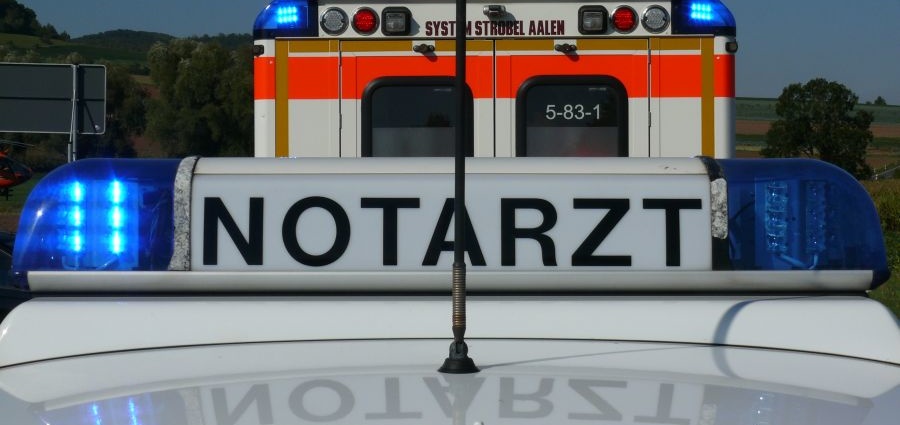 B83: Motorradfahrerin nach Alleinunfall lebensgefährlich verletzt