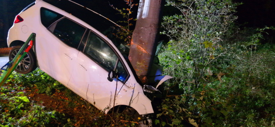 Fahrer mit Crash-Rettung aus PKW befreit