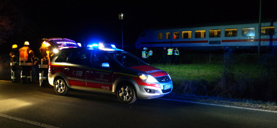 Feuerwehr evakuiert über 300 Reisende bei Borken (Video)