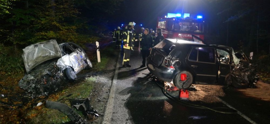 Ersthelfer rettet 19-Jährigen aus brennenden PKW (Video)