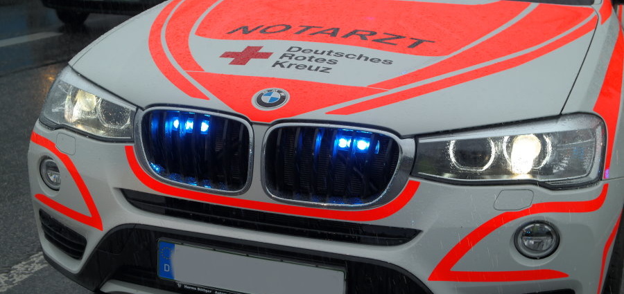 KS: Auto fährt Personen auf Gehweg an – Drei Verletzte