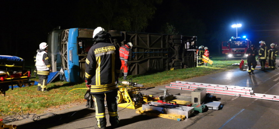 Unangekündigte Übung: Busunfall in Söhrewald – Keiner hielt an um zu helfen (Video)