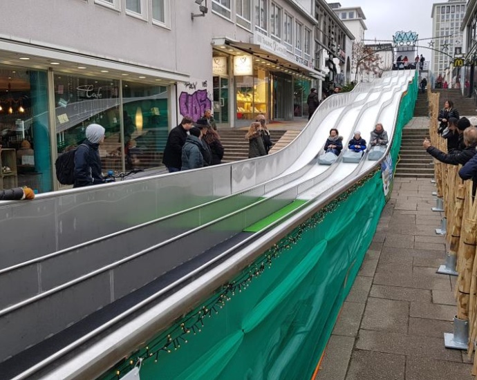 Eisrutsche auf dem Weihnachtsmarkt in Kassel eröffnet (Video)