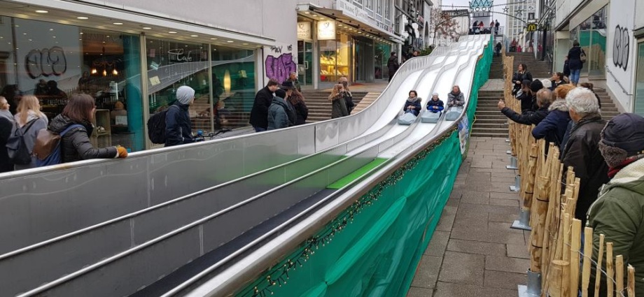 Eisrutsche auf dem Weihnachtsmarkt in Kassel eröffnet (Video)