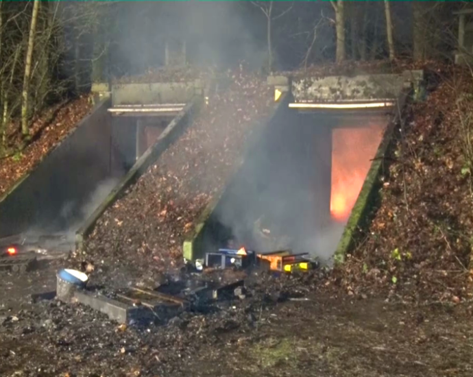 Ehemaliger Bundeswehr-Bunker: Einbrecher stecken Pyrotechnik-Lager an (Video)