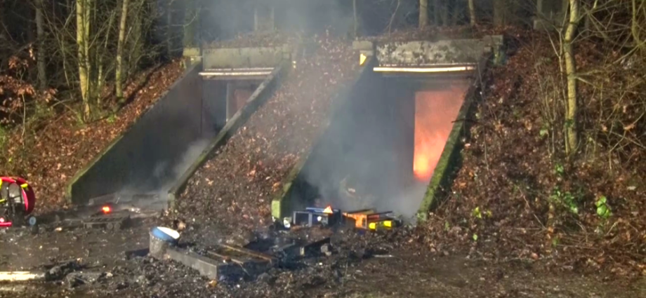 Ehemaliger Bundeswehr-Bunker: Einbrecher stecken Pyrotechnik-Lager an (Video)