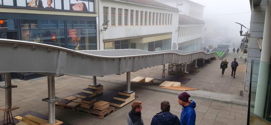 KS: Aufbau der Eisrutsche in der Treppenstraße (Video)