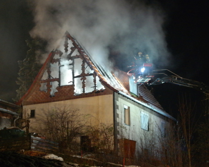 Haus brannte bei Vöhl – Anwohner verteilen Weihnachtsplätzchen an die Feuerwehr