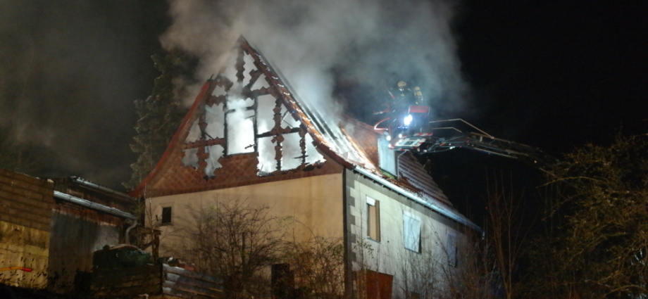 Haus brannte bei Vöhl – Anwohner verteilen Weihnachtsplätzchen an die Feuerwehr