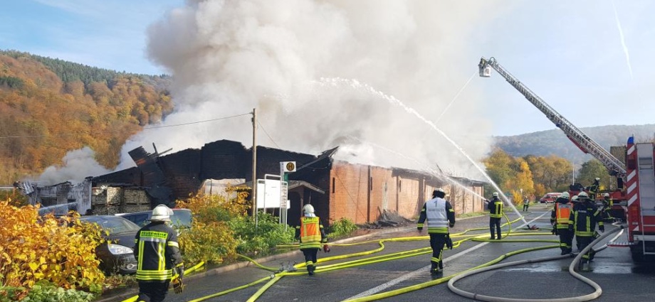 Vaake: Reifenlager und KFZ Werkstatt im Vollbrand (Video)
