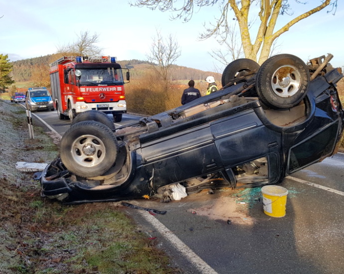 WOH: Glätteunfall bei Altenhasungen – Fahrer verletzt