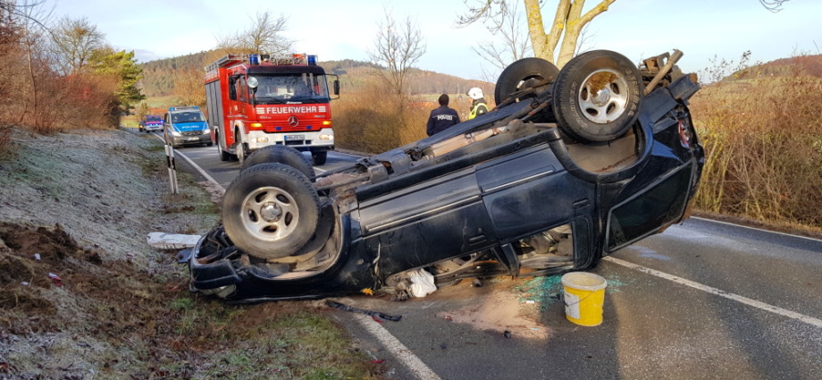 WOH: Glätteunfall bei Altenhasungen – Fahrer verletzt