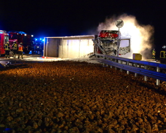 A49: Rüben-LKW kracht in Mittelleitplanke und brennt aus – Fahrer unverletzt (Video)