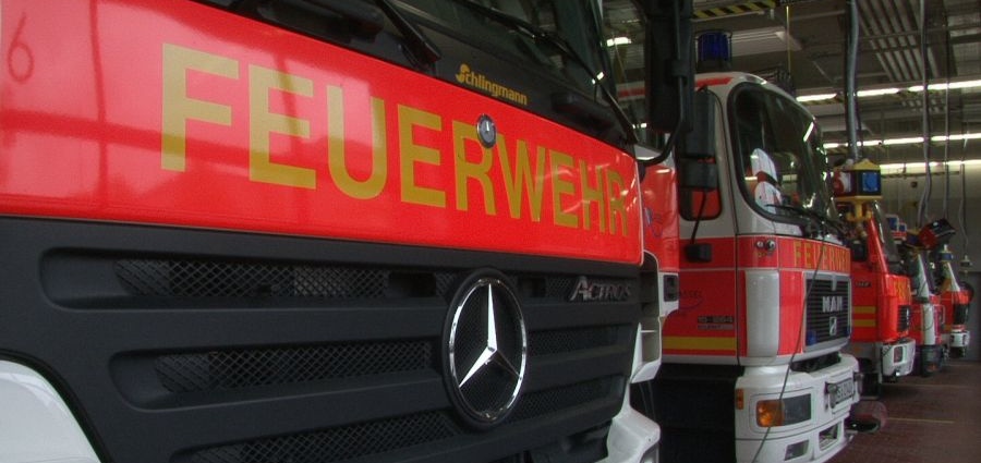 Müllheizkraftwerk: Schwelbrand im Rundballenlager – Feuerwehr rund 13 Stunden im Einsatz