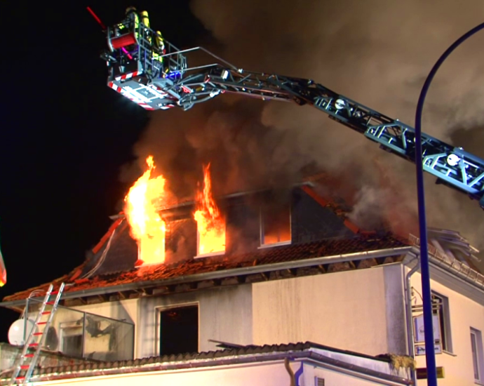 Wohnhausbrand an Heiligabend – Zwei Hunde kommen ums Leben (Video)