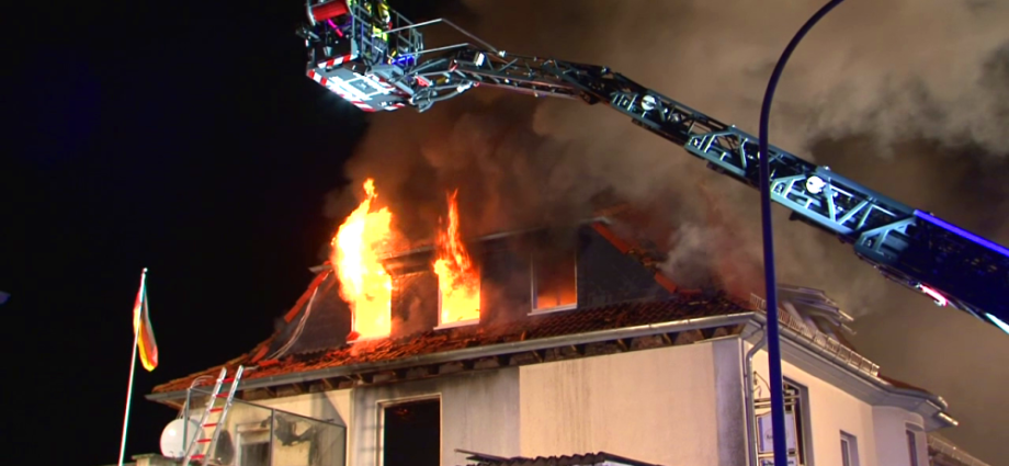 Wohnhausbrand an Heiligabend – Zwei Hunde kommen ums Leben (Video)