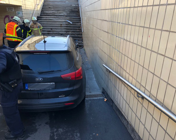 KS: Medizinischer Notfall – Auto fährt in Fußgängerunterführung