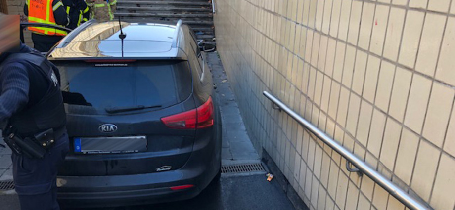 KS: Medizinischer Notfall – Auto fährt in Fußgängerunterführung