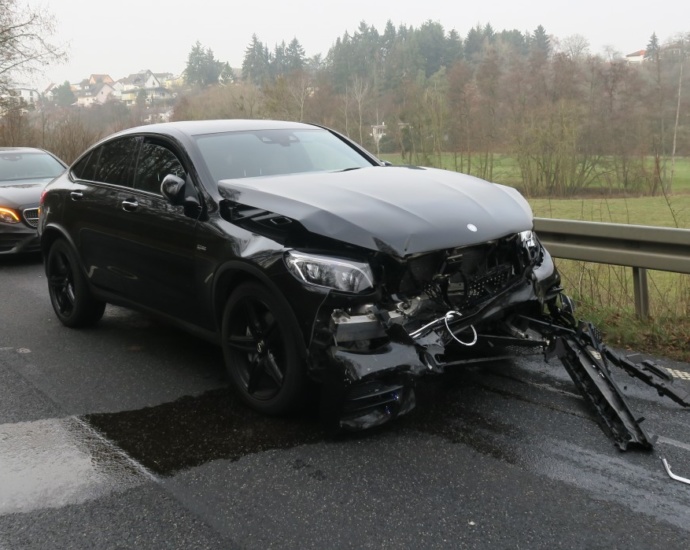 Mittelhessen: Über 100.000 Euro Sachschaden nach Unfall – Zwei Verletzte