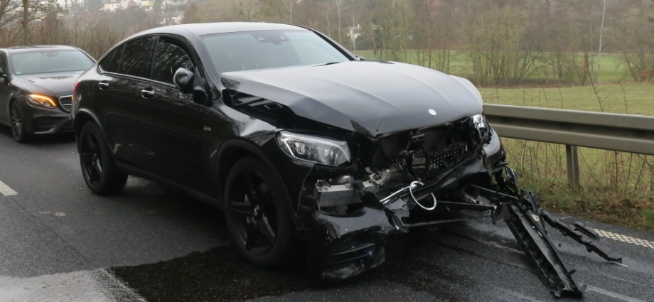 Mittelhessen: Über 100.000 Euro Sachschaden nach Unfall – Zwei Verletzte