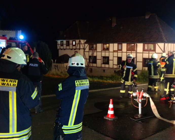 Wohnhausbrand in Söhrewald – Sieben Personen über Steckleiter gerettet