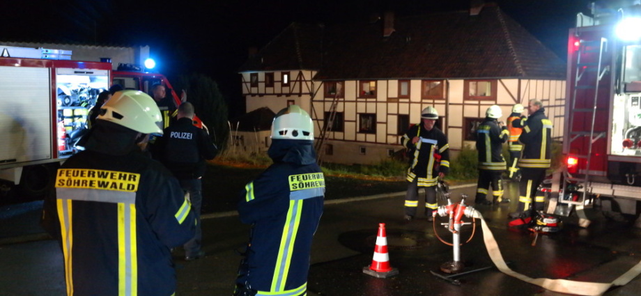 Wohnhausbrand in Söhrewald – Sieben Personen über Steckleiter gerettet