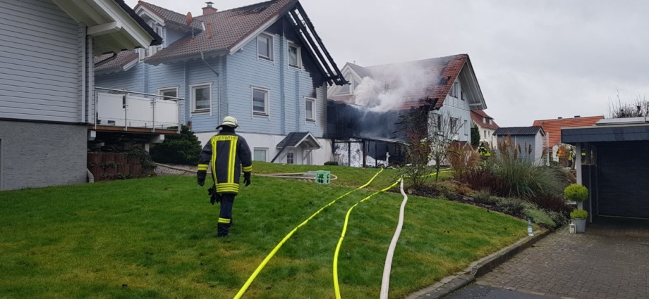 Wahlsburg: Carportbrand greift auf zwei Wohnhäuser über (Video)
