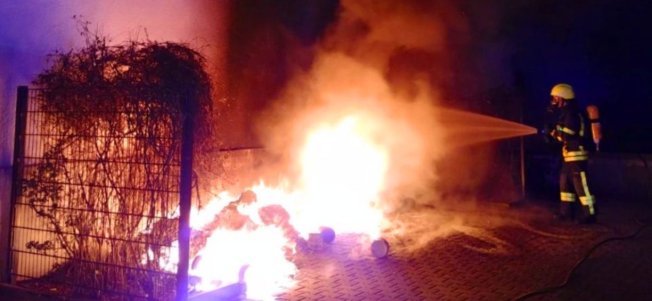 F: Acht mal brannten Mülltonnen in der letzten Nacht im Stadtteil Gallus