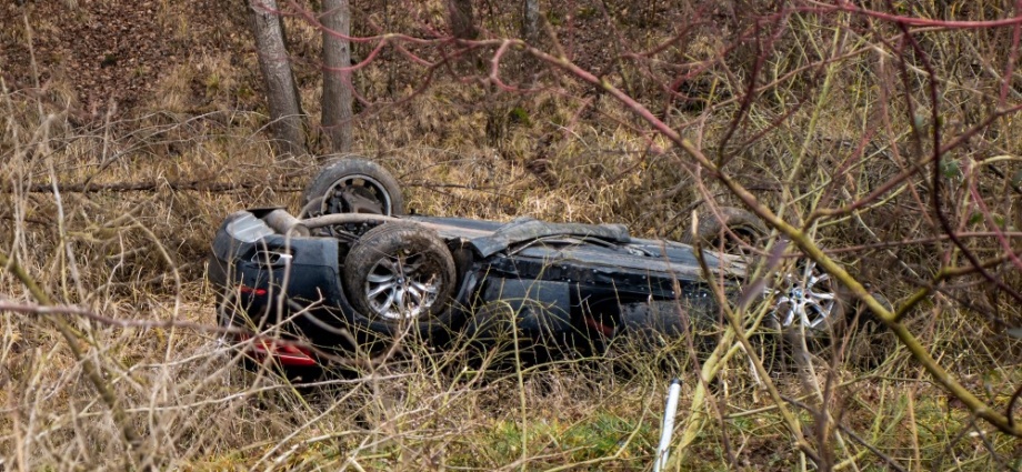 A485: Zu schnell in die Ausfahrt – BMW überschlug sich