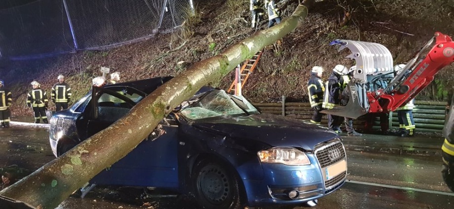 Sturmfront über Nordhessen – Baum stürzt auf PKW mit vier Personen auf B83 (VIDEO)
