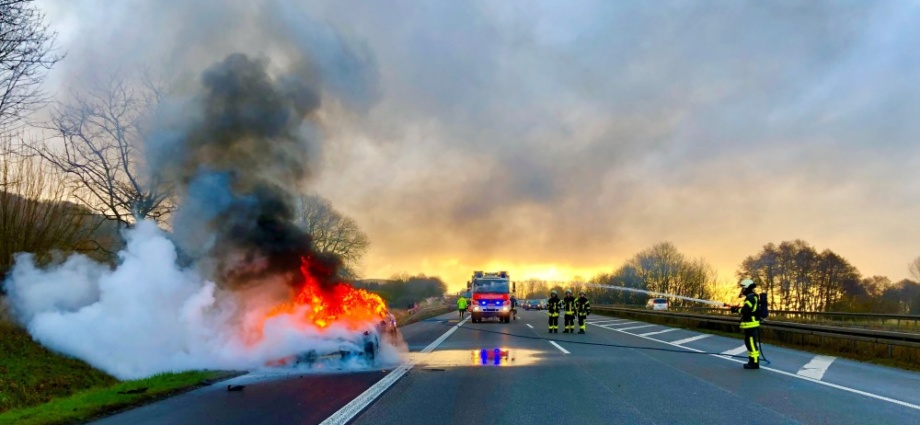 KS: PKW brannte auf A44