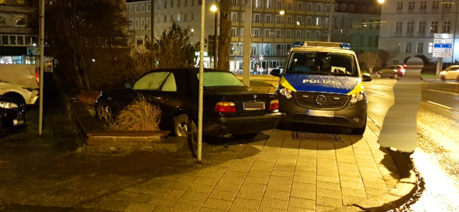 KS: Autofahrer landet mit BMW in Blumenbeet – Fahrer flüchtig