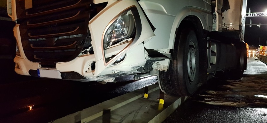 Vollsperrung der A 44 nach erneutem LKW-Unfall vor der Bergshäuser Brücke