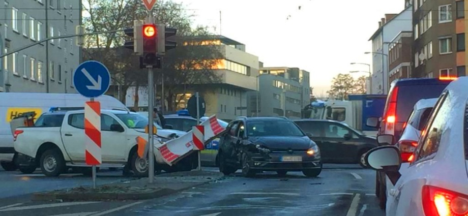 KS: Verkehrsunfall auf dem Holländischen Platz – 30.000 Euro Sachschaden