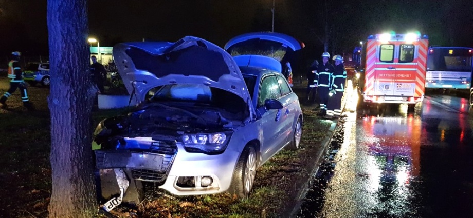 Lohfelden: Auto fährt Fußgängerin an und kommt von der Straße ab