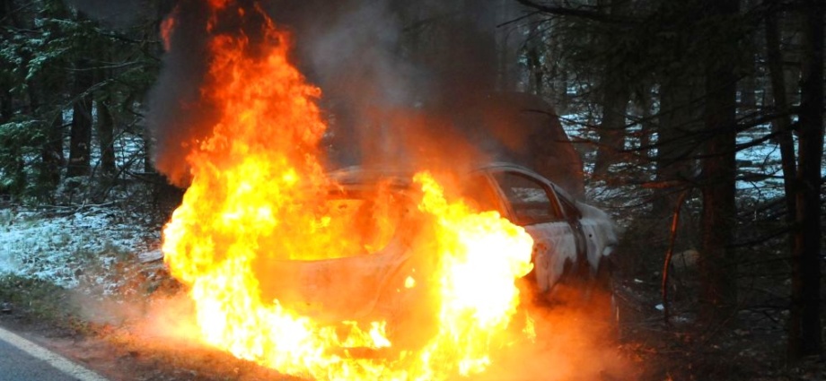 Corsa kommt von Straße ab und geht in Flammen auf – Fahrerin schwer verletzt