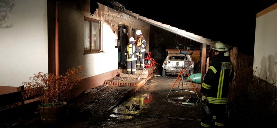 Carport brannte in Reichensachsen – Bewohnerin über Balkon gerettet