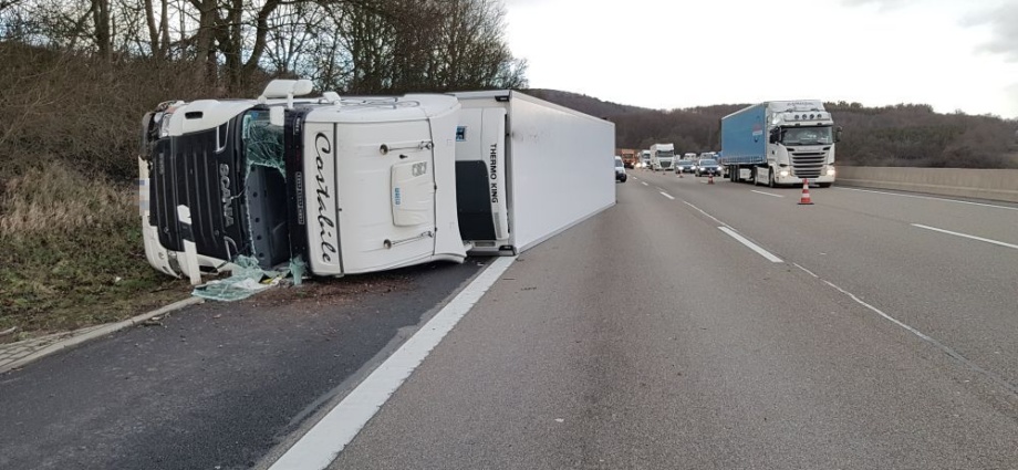 LKW Unfall auf A7 bei Homberg