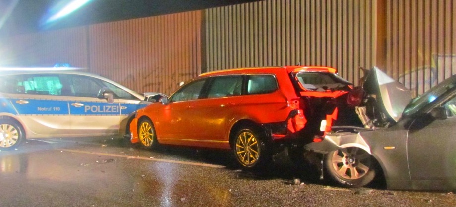 Alkoholisiert?: Polizeistreife sichert Unfallstelle ab – PKW-Fahrer übersieht Vollsperrung