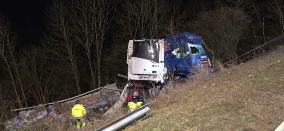 Nach LKW-Unfall auf A44 – Stundenlange Bergung in der Nacht (Video)