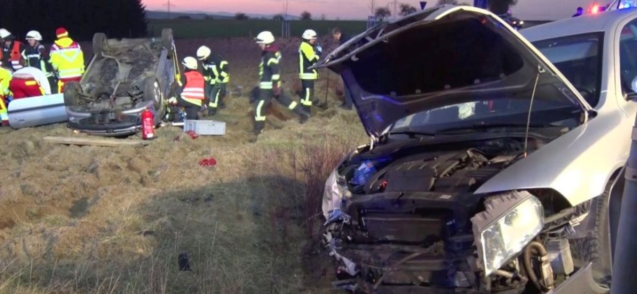 Cabrio überschlägt sich nach Unfall – Arm unter PKW eingeklemmt