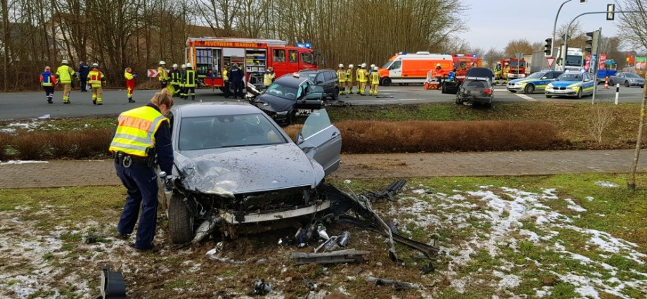 7 Verletzte bei Unfall an B7 Kreuzung in Warburg