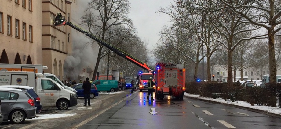 Wi: Kellerbrand in Mehrfamilienhaus – 33 Bewohner gerettet
