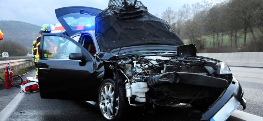 Ford mit Gasanlage auf A49 verunglückt – 4 Verletzte