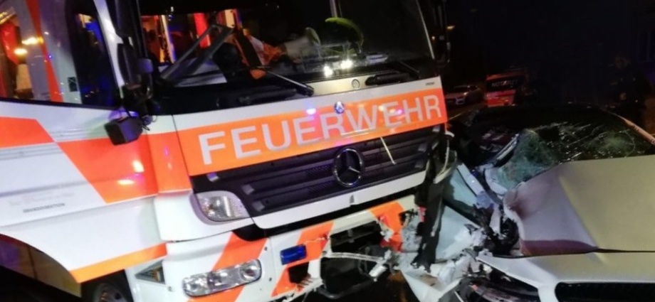 Gartenhüttenbrand: Unfall auf Einsatzfahrt in Frankfurt
